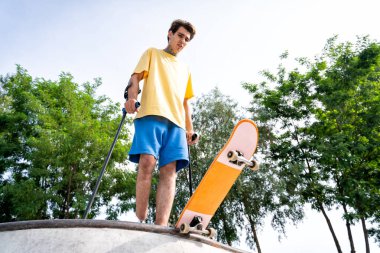 Patenci, kaykay parkında vakit geçiriyor. Engellilik ve spor konsepti