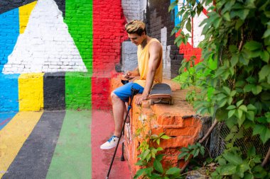 Patenci, kaykay parkında vakit geçiriyor. Engellilik ve spor konsepti