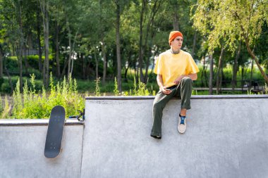 Patenci, kaykay parkında vakit geçiriyor. Engellilik ve spor konsepti