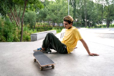 Patenci, kaykay parkında vakit geçiriyor. Engellilik ve spor konsepti