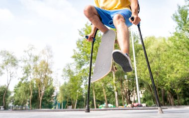 Patenci, kaykay parkında vakit geçiriyor. Engellilik ve spor konsepti
