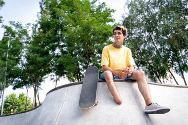 Patenci, kaykay parkında vakit geçiriyor. Engellilik ve spor konsepti