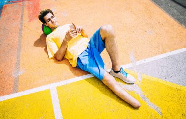 Parkta basketbol oynayan ve spor yapan bir çocuk. Engeller ve inatçılık kavramı