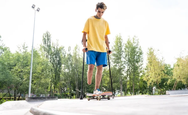 Patinador Amputado Pasar Tiempo Skatepark Concepto Sobre Discapacidad Deportes —  Fotos de Stock