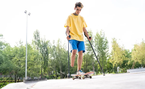 Patinador Amputado Passar Tempo Parque Skate Conceito Sobre Deficiência Esportes — Fotografia de Stock