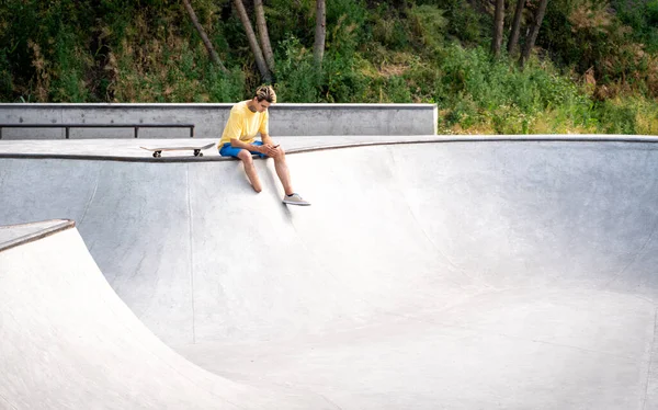 Geamputeerde Schaatser Die Tijd Doorbrengt Het Skatepark Concept Handicaps Sport — Stockfoto