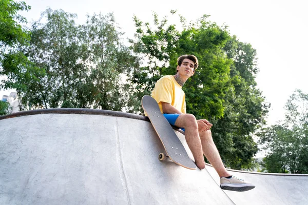 Amputerad Skridskoåkare Tillbringar Tid Skateparken Begrepp Funktionshinder Och Idrott — Stockfoto