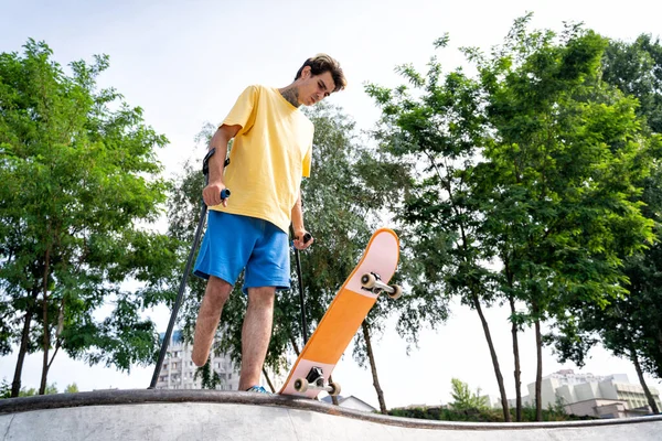 Amputált Korcsolyázó Időt Tölt Skateparkban Fogalom Fogyatékosságról Sportról — Stock Fotó