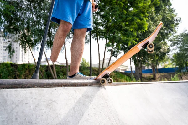 Patinador Amputado Passar Tempo Parque Skate Conceito Sobre Deficiência Esportes — Fotografia de Stock