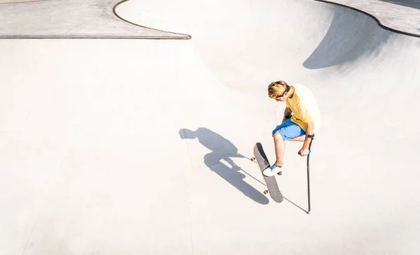 被截断的滑板手在滑板公园里消磨时间 残疾与体育的概念 — 图库照片