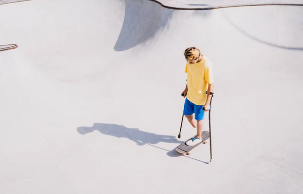 Amputált Korcsolyázó Időt Tölt Skateparkban Fogalom Fogyatékosságról Sportról — Stock Fotó