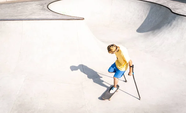 Amputovaný Bruslař Tráví Čas Skateparku Koncepce Zdravotního Postižení Sportu — Stock fotografie