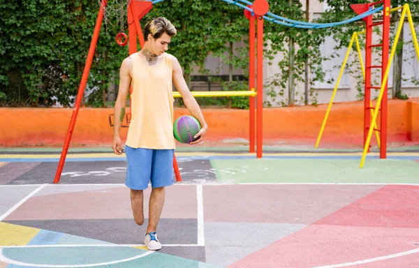 公園でバスケットボールをしてスポーツをする少年を切断した 障害と持続性に関する概念 — ストック写真