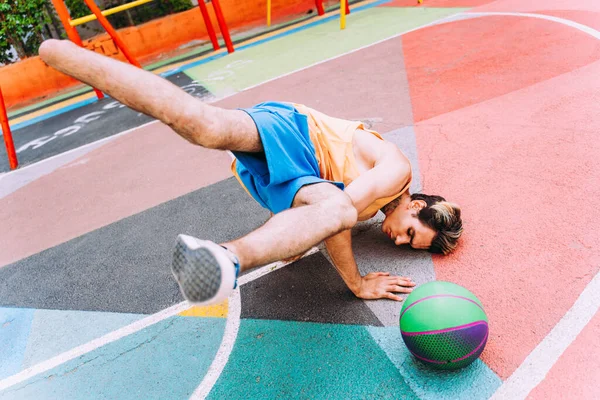 Geamputeerde Jongen Die Basketbal Speelde Het Park Sport Maakte Concept — Stockfoto