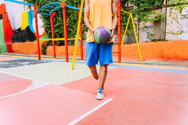 Ампутированный Мальчик Играет Баскетбол Парке Занимается Спортом Концепция Инвалидности Настойчивости — стоковое фото