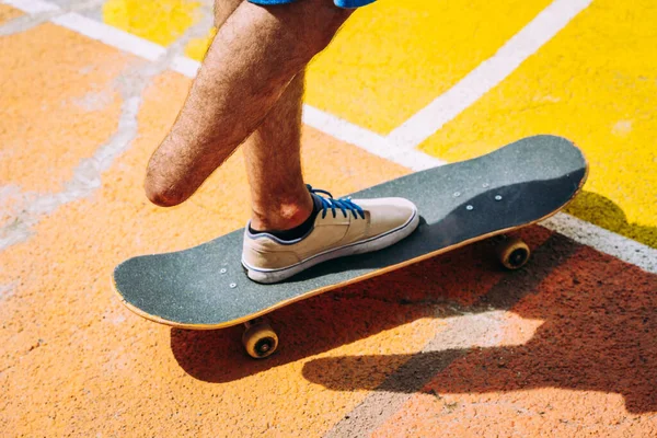 スケートパークで時間を過ごすスケーターを切断 障害やスポーツの概念は — ストック写真