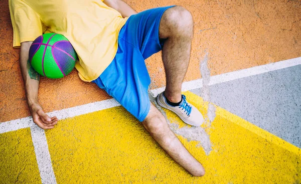 Jovem Amputado Jogando Basquete Parque Fazendo Esporte Conceito Sobre Deficiência — Fotografia de Stock