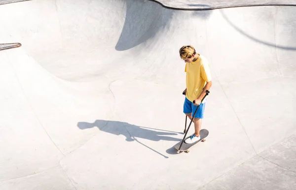 Amputált Korcsolyázó Időt Tölt Skateparkban Fogalom Fogyatékosságról Sportról — Stock Fotó