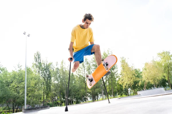 Amputierte Skater Verbringen Zeit Skatepark Konzept Behinderung Und Sport — Stockfoto