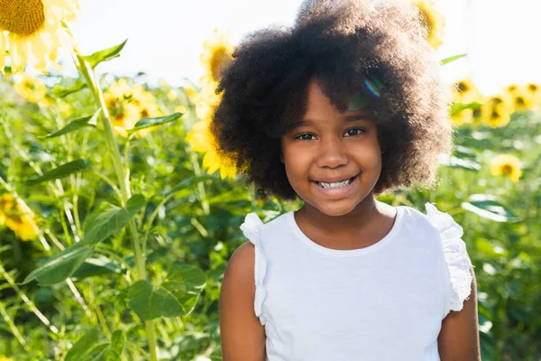 Afro Amerikanska Unga Flicka Solrosor Fält — Stockfoto