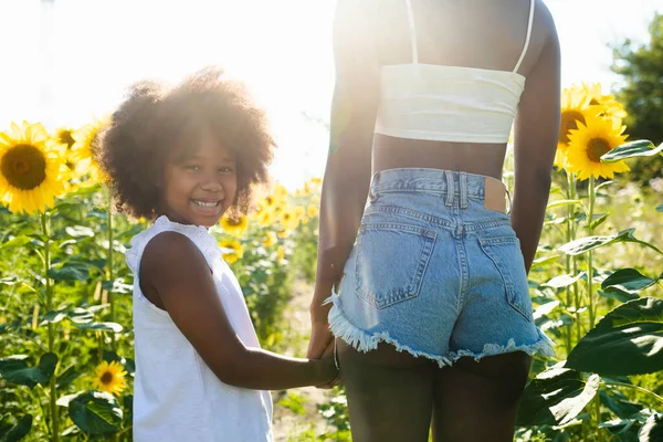 Piękna Afro Amerykanka Mama Córka Palying Zabawy Polu Słoneczników — Zdjęcie stockowe