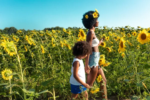 Vacker Afro Amerikansk Mamma Och Dotter Palyserande Och Kul Solrosor — Stockfoto