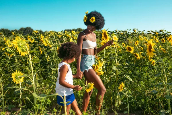 Mooi Afro Amerikaans Mam Dochter Smakelijk Het Hebben Van Plezier — Stockfoto