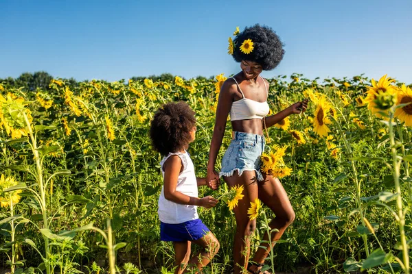 Mooi Afro Amerikaans Mam Dochter Smakelijk Het Hebben Van Plezier — Stockfoto