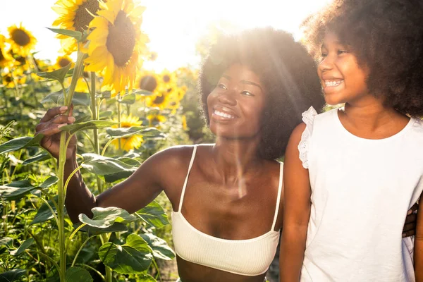 Beautiful Afro American Mom Daughter Palying Having Fun Sunflowers Field — Stock Photo, Image