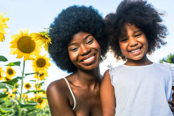Krásná Afro Americká Maminka Dcera Bledne Baví Slunečnicovém Poli — Stock fotografie