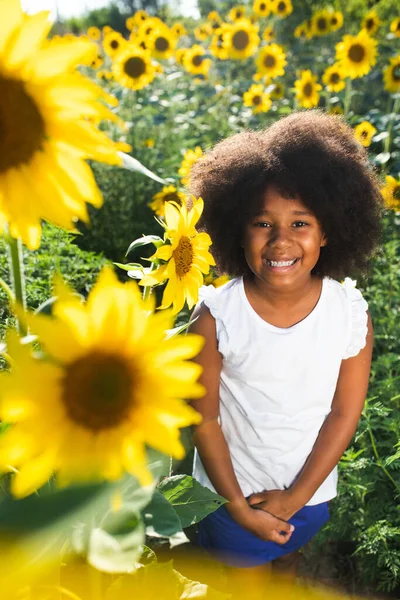 Schöne Afroamerikanische Mädchen Einem Sonnenblumenfeld Spaß Haben — Stockfoto