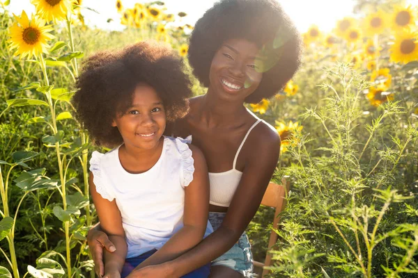 Bela Mãe Afro Americana Filha Pálido Divertindo Campo Girassóis — Fotografia de Stock