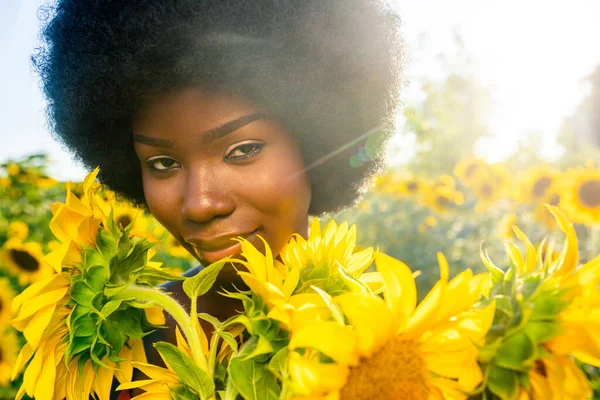 Mooie Afro Amerikaanse Vrouw Met Krullend Afro Stijl Haar Een — Stockfoto