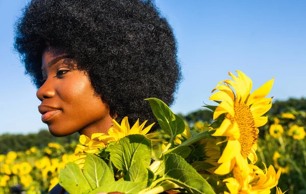 Красивая Афро Американка Вьющимися Волосами Афро Стиле Подсолнухах — стоковое фото