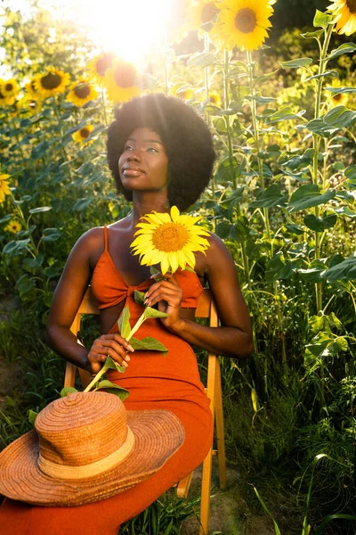 Mooie Afro Amerikaanse Vrouw Met Krullend Afro Stijl Haar Een — Stockfoto