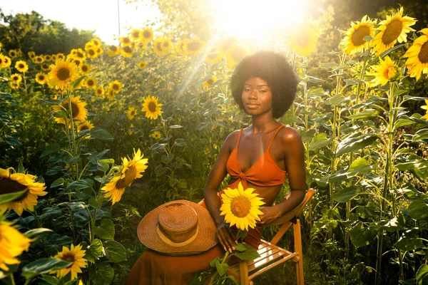 Красивая Афро Американка Вьющимися Волосами Афро Стиле Подсолнухах — стоковое фото