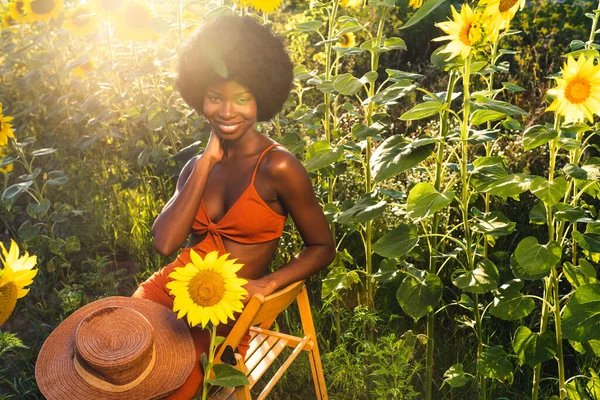 Mooie Afro Amerikaanse Vrouw Met Krullend Afro Stijl Haar Een — Stockfoto