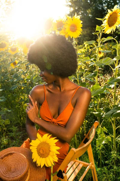 Piękna Afro Amerykańska Kobieta Kręconymi Włosami Stylu Afro Polu Słoneczników — Zdjęcie stockowe