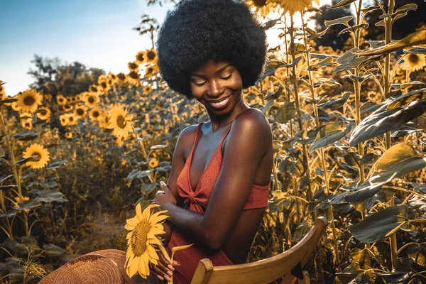 Hermosa Mujer Afro Americana Con Cabello Rizado Afro Campo Girasoles — Foto de Stock