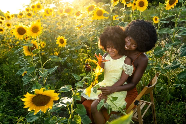 Hermosa Afro Americana Mamá Hija Palying Divertirse Campo Girasoles —  Fotos de Stock