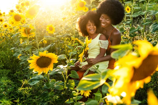 Bela Mãe Afro Americana Filha Pálido Divertindo Campo Girassóis — Fotografia de Stock