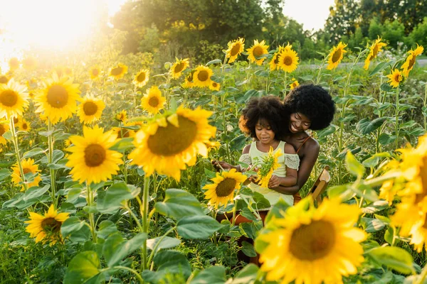 Mooi Afro Amerikaans Mam Dochter Smakelijk Het Hebben Van Plezier — Stockfoto