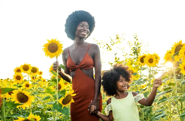 Mooi Afro Amerikaans Mam Dochter Smakelijk Het Hebben Van Plezier — Stockfoto