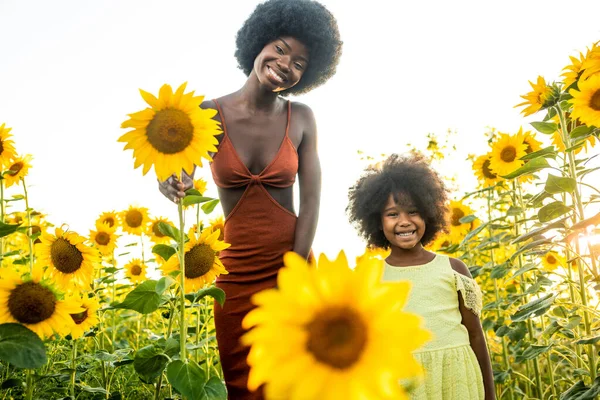 Όμορφη Αφρο Αμερικανική Μαμά Και Κόρη Φλυαρία Και Διασκέδαση Ένα — Φωτογραφία Αρχείου
