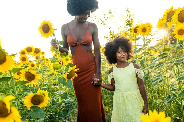 Όμορφη Αφρο Αμερικανική Μαμά Και Κόρη Φλυαρία Και Διασκέδαση Ένα — Φωτογραφία Αρχείου