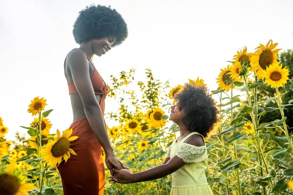 Vacker Afro Amerikansk Mamma Och Dotter Palyserande Och Kul Solrosor — Stockfoto