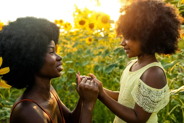 Frumos Afro American Mama Fiică Palying Având Distracție Într Câmp — Fotografie, imagine de stoc