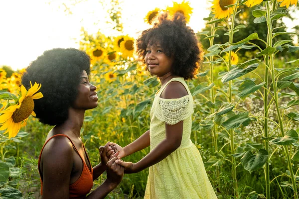 Vacker Afro Amerikansk Mamma Och Dotter Palyserande Och Kul Solrosor — Stockfoto