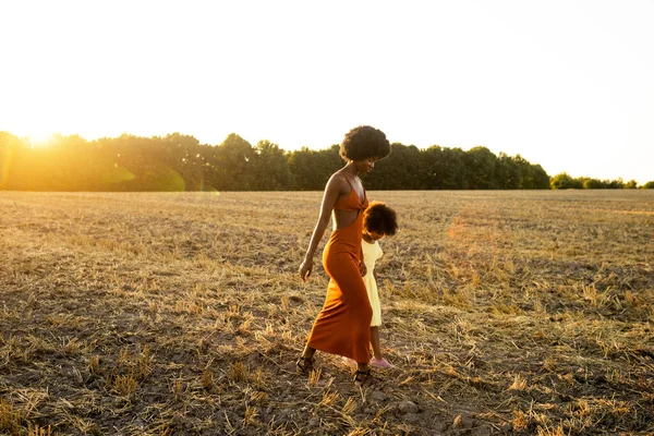 Vacker Afro Amerikansk Mamma Och Dotter Palyserande Och Kul Solrosor — Stockfoto