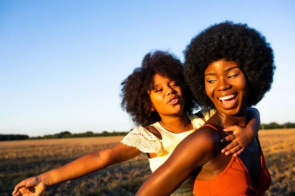 Frumos Afro American Mama Fiică Palying Având Distracție Într Câmp — Fotografie, imagine de stoc